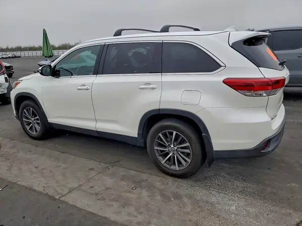 5TDJZRFH8KS610773 2019 TOYOTA HIGHLANDER - Image 2