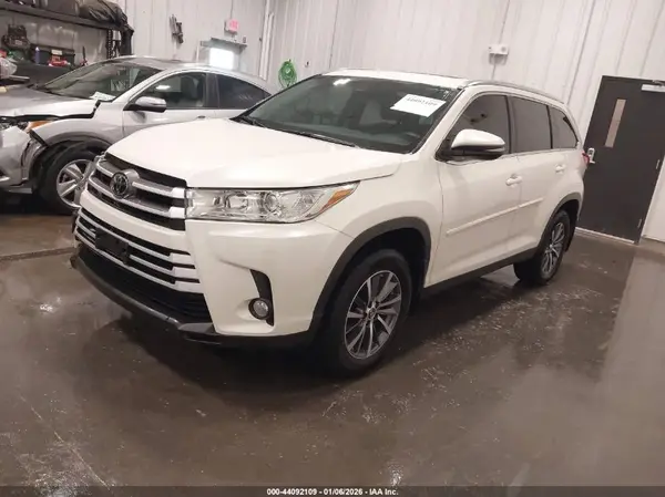 5TDJZRFH8KS617559 2019 TOYOTA HIGHLANDER - Image 2