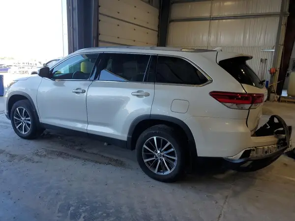 5TDJZRFH8KS619893 2019 TOYOTA HIGHLANDER - Image 2