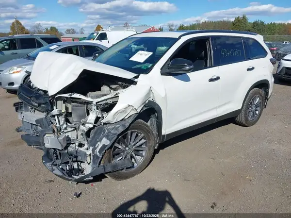 5TDJZRFH8KS621028 2019 TOYOTA HIGHLANDER - Image 2