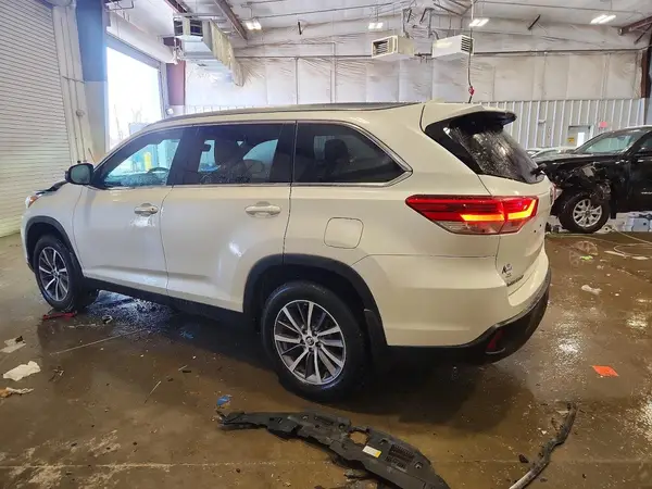 5TDJZRFH8KS623524 2019 TOYOTA HIGHLANDER - Image 2