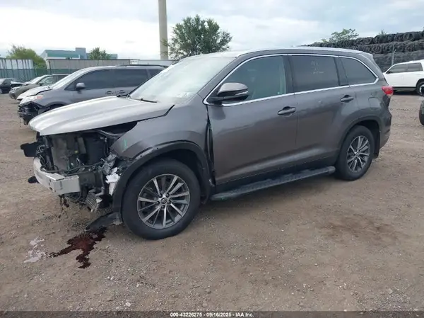 5TDJZRFH8KS724269 2019 TOYOTA HIGHLANDER - Image 2