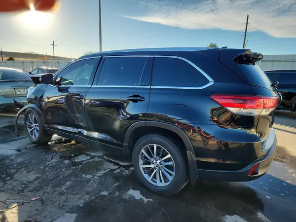 5TDJZRFH8KS740665 2019 TOYOTA HIGHLANDER - Image 2