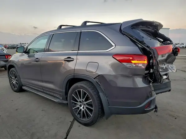 5TDJZRFH9HS356791 2017 TOYOTA HIGHLANDER - Image 2