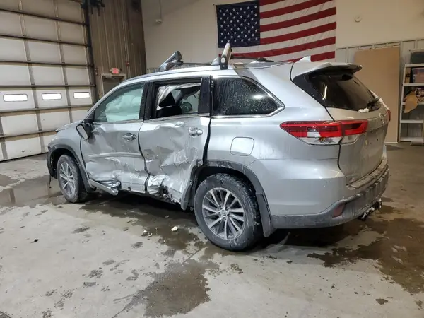 5TDJZRFH9HS376135 2017 TOYOTA HIGHLANDER - Image 2