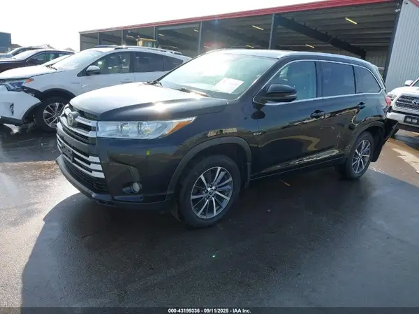 5TDJZRFH9HS380217 2017 TOYOTA HIGHLANDER - Image 2