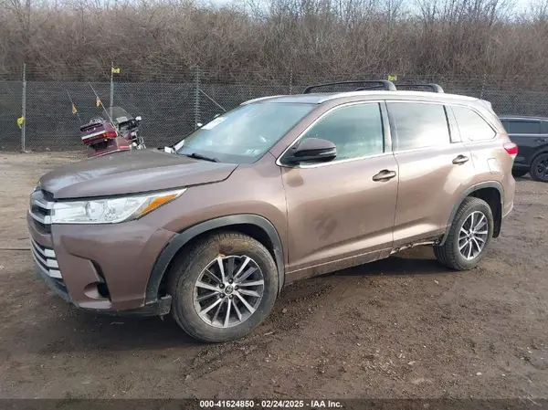5TDJZRFH9HS381111 2017 TOYOTA HIGHLANDER - Image 2