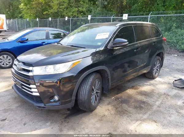 5TDJZRFH9HS382033 2017 TOYOTA HIGHLANDER - Image 2
