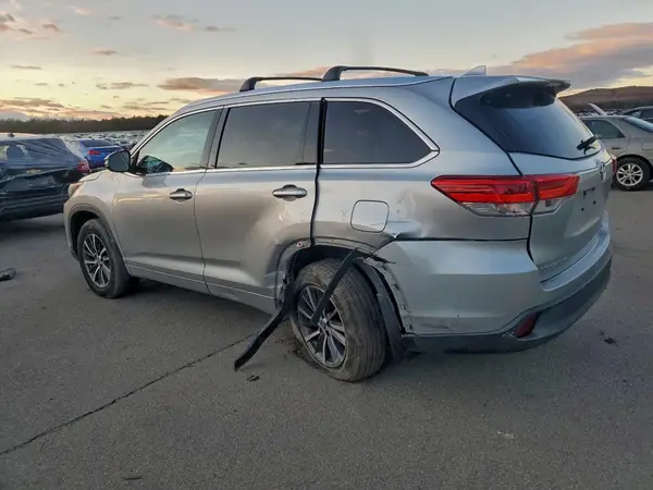 5TDJZRFH9HS393422 2017 TOYOTA HIGHLANDER - Image 2