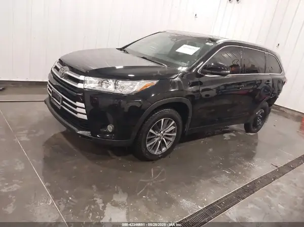 5TDJZRFH9HS394733 2017 TOYOTA HIGHLANDER - Image 2