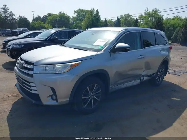 5TDJZRFH9HS395865 2017 TOYOTA HIGHLANDER - Image 2