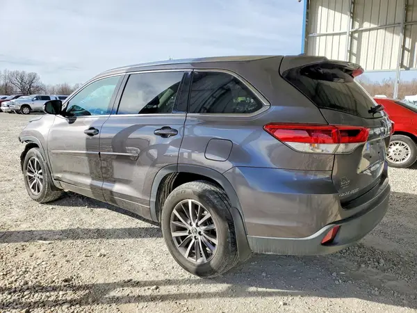 5TDJZRFH9HS421588 2017 TOYOTA HIGHLANDER - Image 2