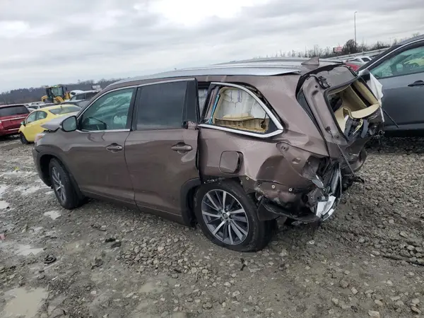 5TDJZRFH9HS424815 2017 TOYOTA HIGHLANDER - Image 2