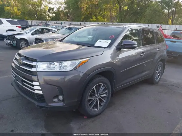 5TDJZRFH9HS425155 2017 TOYOTA HIGHLANDER - Image 2