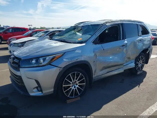 5TDJZRFH9HS425818 2017 TOYOTA HIGHLANDER - Image 2