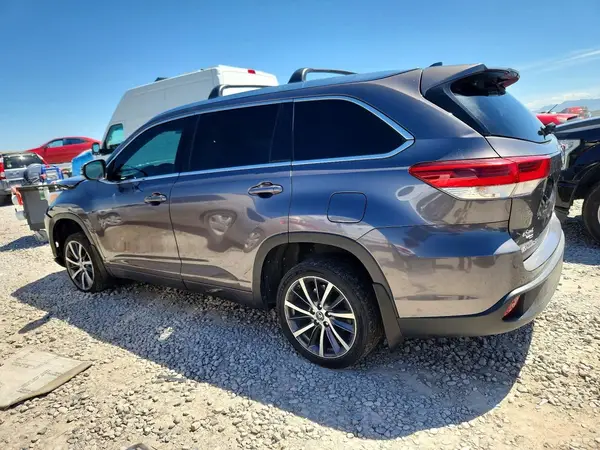 5TDJZRFH9HS429495 2017 TOYOTA HIGHLANDER - Image 2