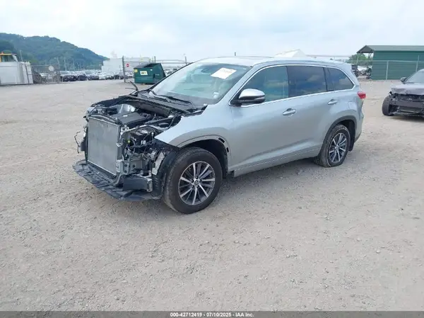 5TDJZRFH9HS436785 2017 TOYOTA HIGHLANDER - Image 2