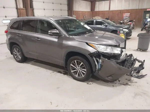 5TDJZRFH9HS442196 2017 TOYOTA HIGHLANDER - Image 1
