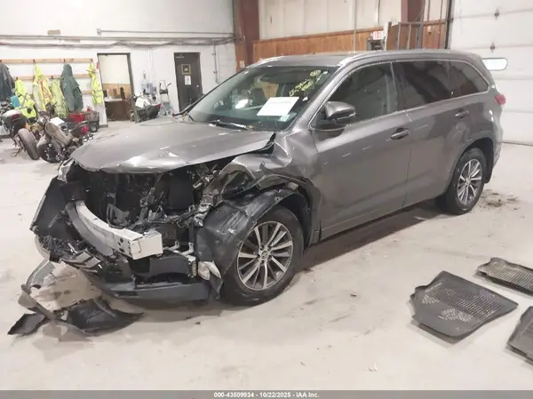 5TDJZRFH9HS442196 2017 TOYOTA HIGHLANDER - Image 2