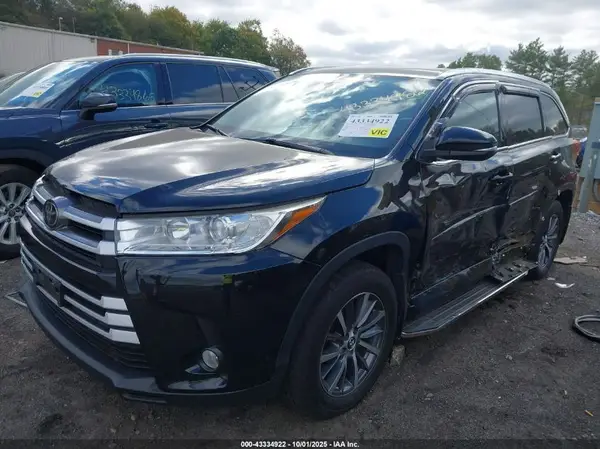 5TDJZRFH9HS449097 2017 TOYOTA HIGHLANDER - Image 2