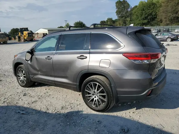 5TDJZRFH9HS452792 2017 TOYOTA HIGHLANDER - Image 2