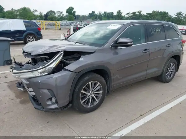 5TDJZRFH9HS468054 2017 TOYOTA HIGHLANDER - Image 2