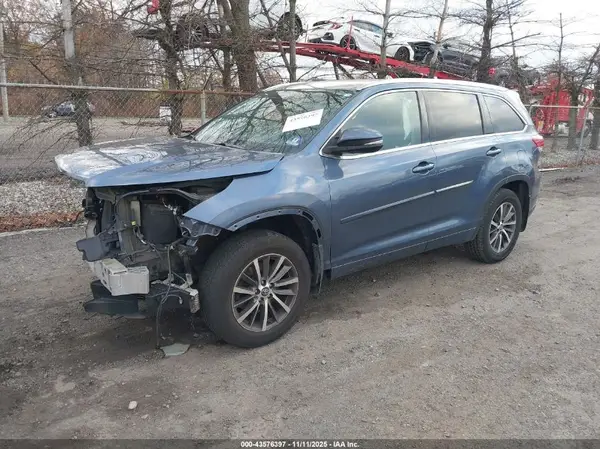 5TDJZRFH9HS478695 2017 TOYOTA HIGHLANDER - Image 2