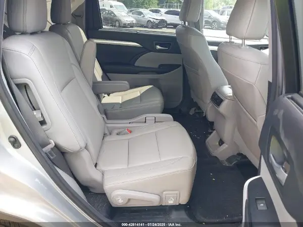 5TDJZRFH9HS483122 2017 TOYOTA HIGHLANDER - Image 8