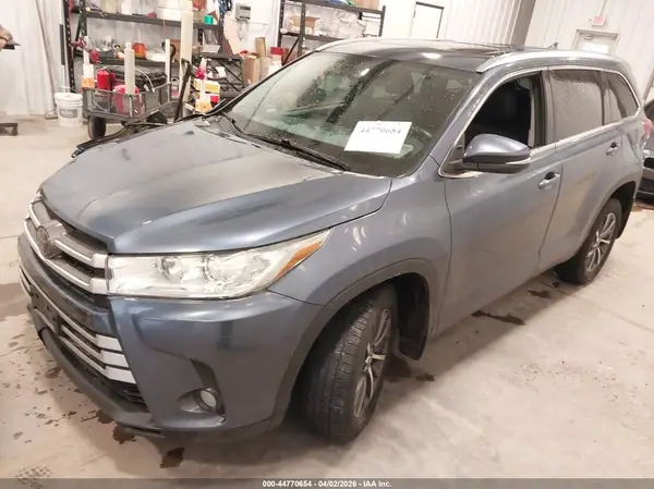 5TDJZRFH9HS483668 2017 TOYOTA HIGHLANDER - Image 2