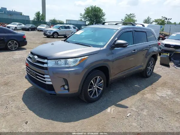 5TDJZRFH9HS509332 2017 TOYOTA HIGHLANDER - Image 2