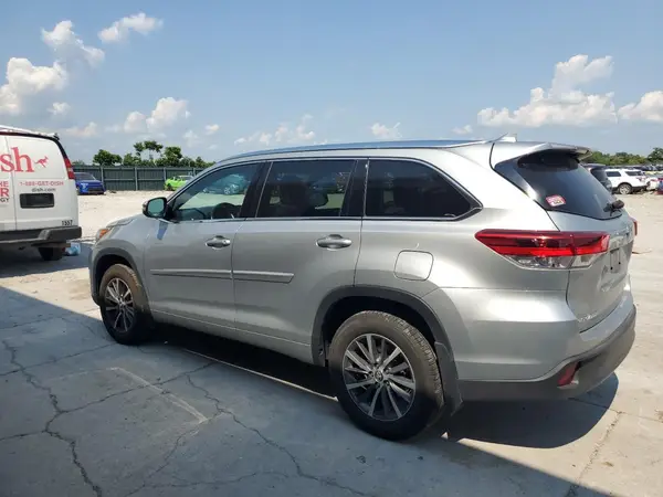 5TDJZRFH9HS510545 2017 TOYOTA HIGHLANDER - Image 2