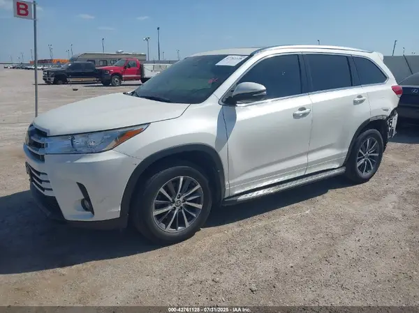 5TDJZRFH9HS516992 2017 TOYOTA HIGHLANDER - Image 2