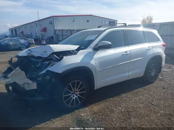 5TDJZRFH9JS487483 2018 TOYOTA HIGHLANDER - Image 2