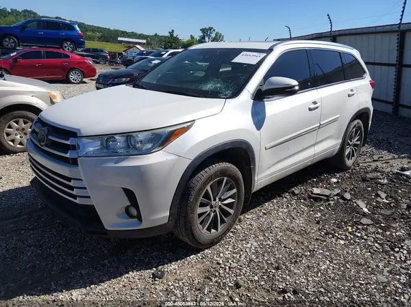 5TDJZRFH9JS491565 2018 TOYOTA HIGHLANDER - Image 2