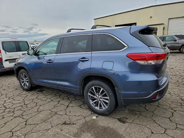 5TDJZRFH9JS492067 2018 TOYOTA HIGHLANDER - Image 2