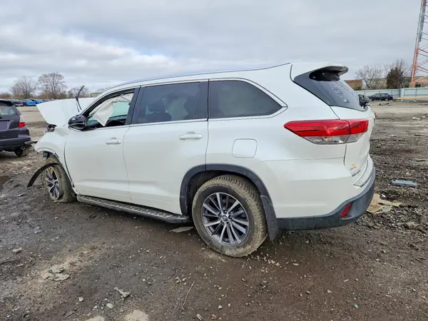 5TDJZRFH9JS492179 2018 TOYOTA HIGHLANDER - Image 2