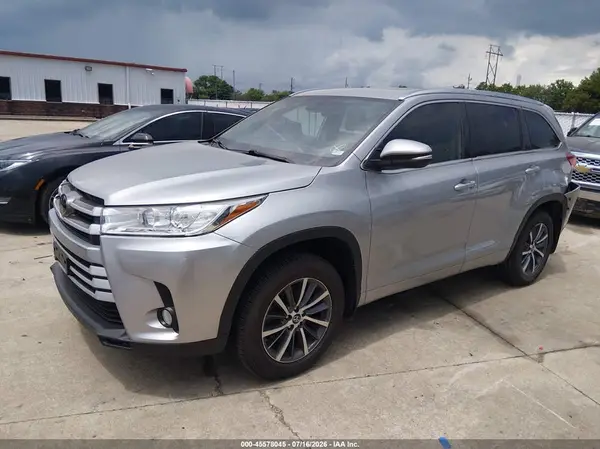 5TDJZRFH9JS492747 2018 TOYOTA HIGHLANDER - Image 2