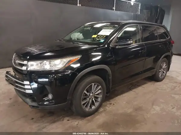 5TDJZRFH9JS494224 2018 TOYOTA HIGHLANDER - Image 2