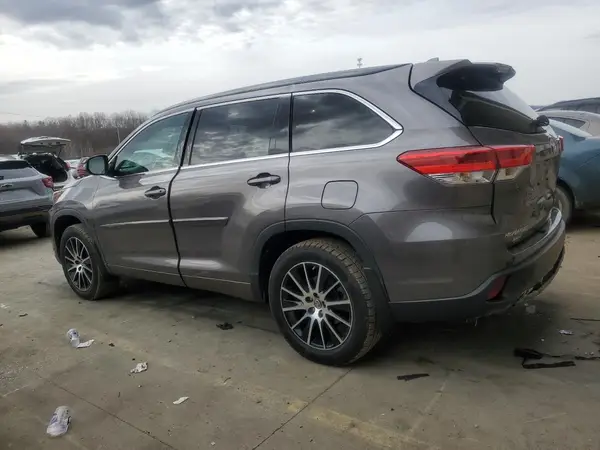 5TDJZRFH9JS494630 2018 TOYOTA HIGHLANDER - Image 2
