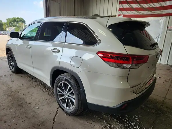 5TDJZRFH9JS525987 2018 TOYOTA HIGHLANDER - Image 2