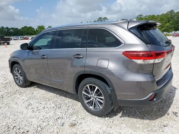 5TDJZRFH9JS526248 2018 TOYOTA HIGHLANDER - Image 2