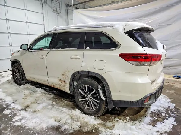 5TDJZRFH9JS526931 2018 TOYOTA HIGHLANDER - Image 2