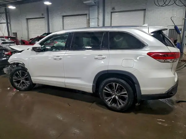 5TDJZRFH9JS527643 2018 TOYOTA HIGHLANDER - Image 2