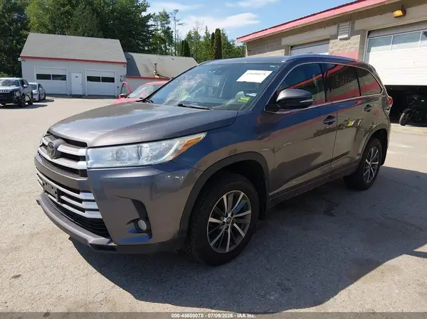 5TDJZRFH9JS527982 2018 TOYOTA HIGHLANDER - Image 2