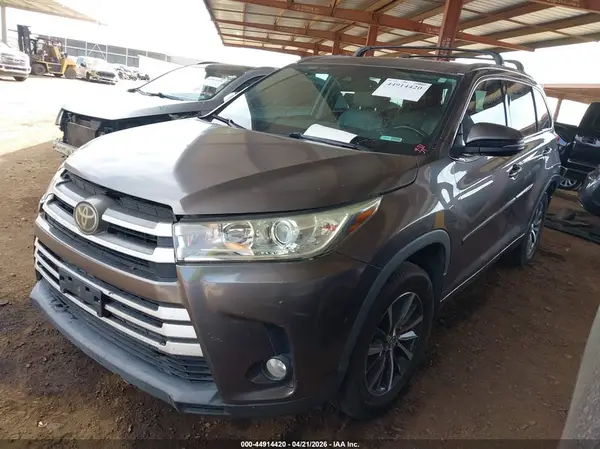 5TDJZRFH9JS530638 2018 TOYOTA HIGHLANDER - Image 2