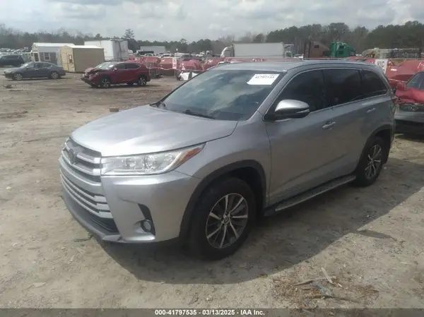 5TDJZRFH9JS530672 2018 TOYOTA HIGHLANDER - Image 2