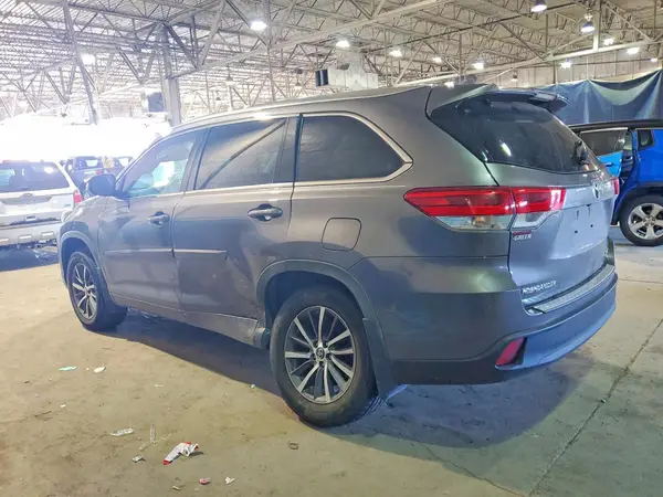 5TDJZRFH9JS545317 2018 TOYOTA HIGHLANDER - Image 2