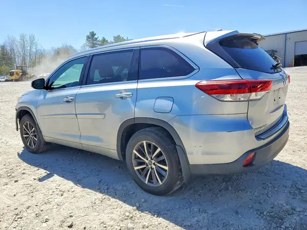 5TDJZRFH9JS546872 2018 TOYOTA HIGHLANDER - Image 2