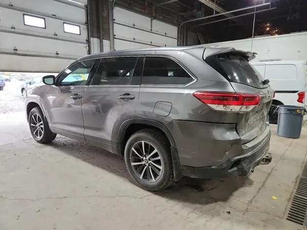 5TDJZRFH9JS550744 2018 TOYOTA HIGHLANDER - Image 2