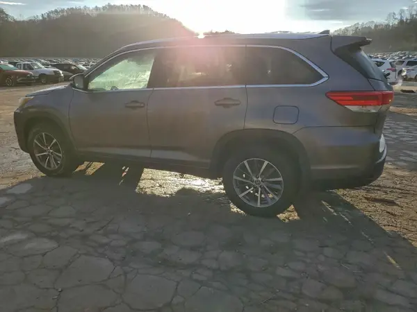 5TDJZRFH9JS550937 2018 TOYOTA HIGHLANDER - Image 2